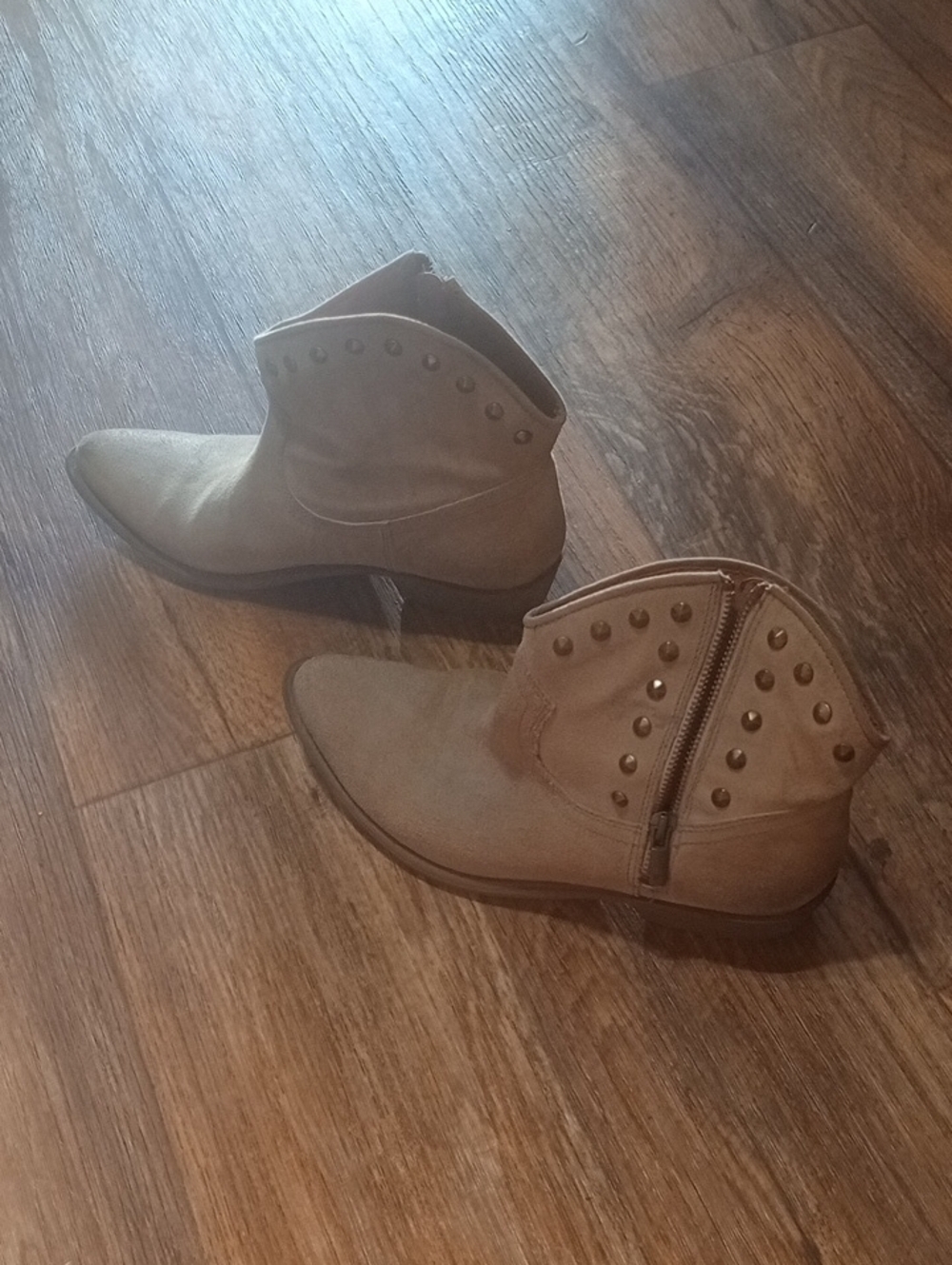 Lucky Brand Cicily Simply Taupe Suede Ankle Boots With Gold Studds Sz 9